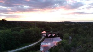 Splendide coucher de soleil se refétant dans la Vilaine au pont de chemin de fer