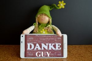 Un lutin brandissant un panneau sur elquel est inscrit "Danke Guy"