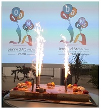 Le gateau avec ses bougies enflamméeslors de la cérémonie à la halle pagnol