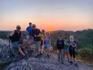 Les marcheurs du jeudi en haut du Boël posent devant le coucher de soleil presque disparu