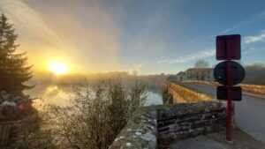 Le pont à Pont Réan lors de lever de soleil sous la brume
