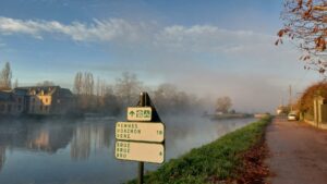 Lever de soleil sous la brume à Pont Réan avec la Vilaine et le chemin de halage au premier plan éclairé