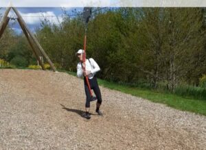 Un marcheur sur la tyrolienne avec un bras de la Vilaine en arrière plan