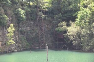 Ancienne carrière au lagon bleu à Laillé