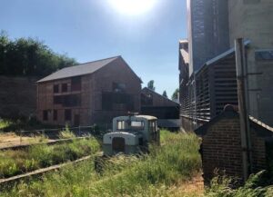 Usine désafectée avec une vielle locomotive sur des rails