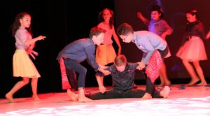 2 garçons en relevant un autre