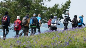 Randonneurs à l'île d'Arz avec la mer en arrière plan