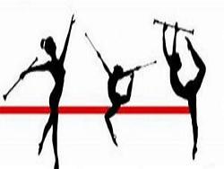 Des sportives pratiquant le twirling autour d'une poutre