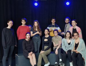 Groupe d'acteurs adultes