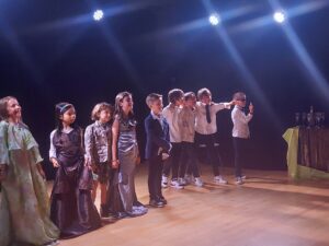 Groupe d'enfants acteurs en train se saluer les spectateurs