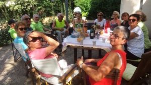 Autour d'une bonne table en plein air chez Guy