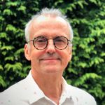 Gilles Daniel devant un arrière plan arboré