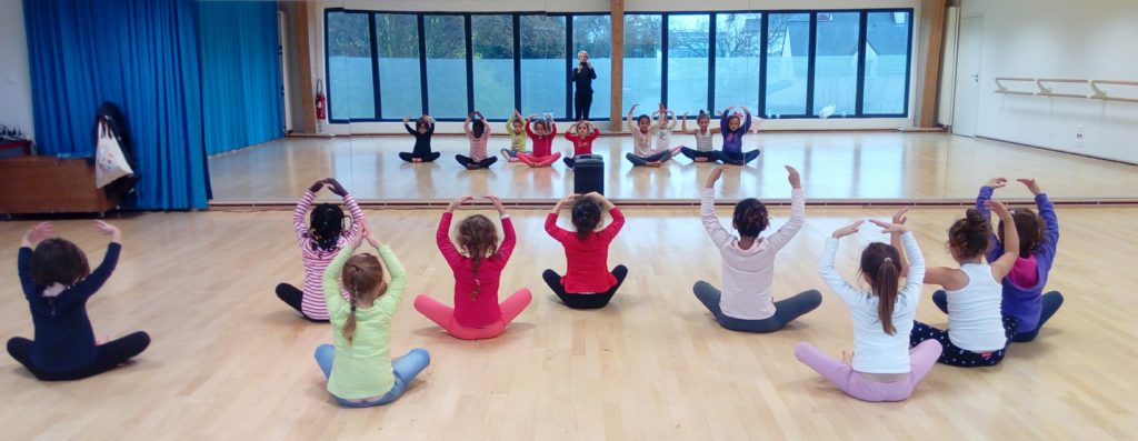 Petites danseuses bras couronne
