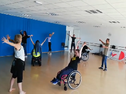 Delphine anime une séance de Handidanse