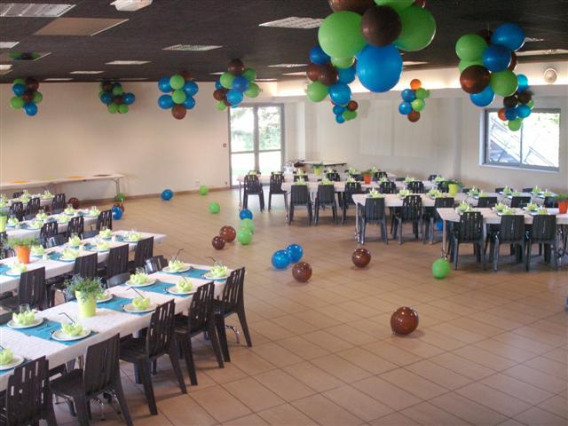 Plusieurs rangées de table avec les couverts mis