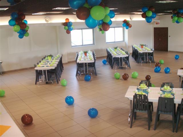 Deux rangées de tables dans une salle festive décorée