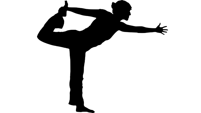 Silhouette d'une femme en train de faire un étirement