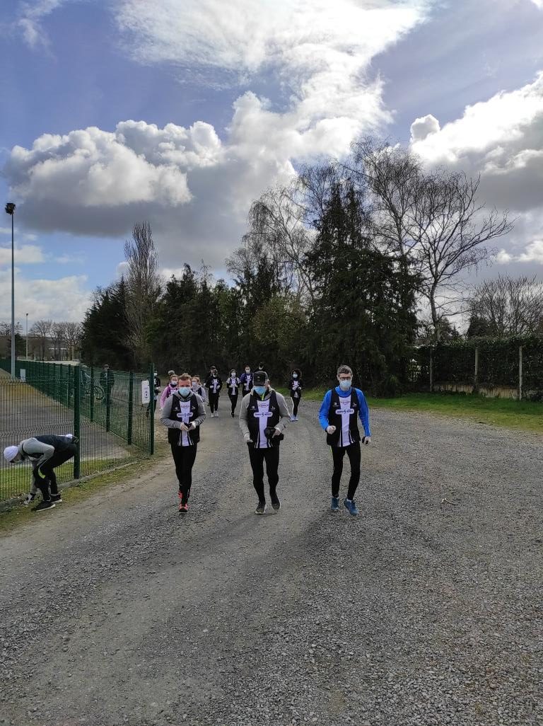 participants en cours de ramassage de déchets