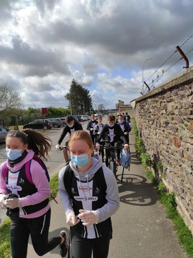 participants en cours de ramassage de déchets