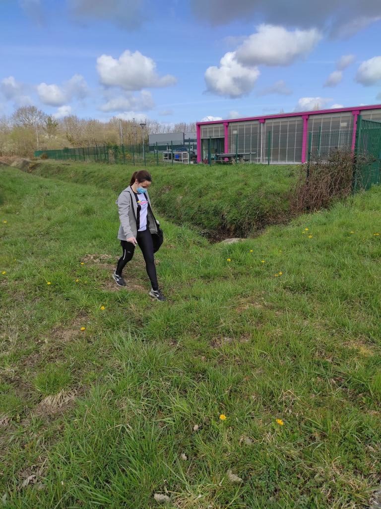 participante en cours de ramassage de déchets