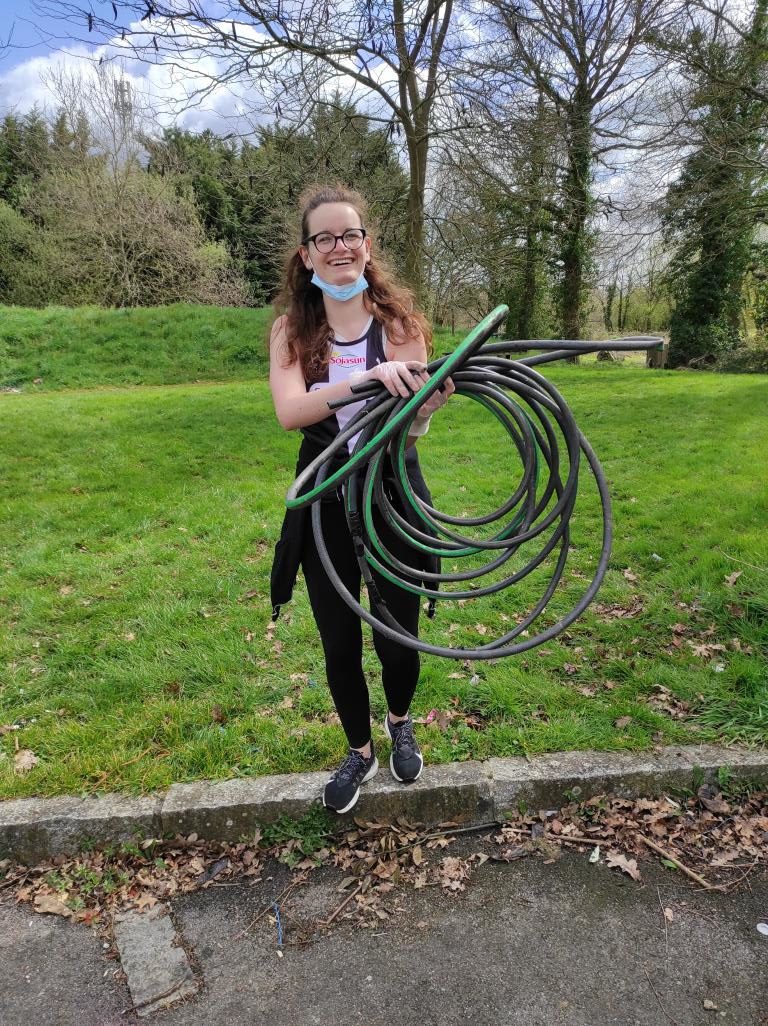 participante montrant des déchets