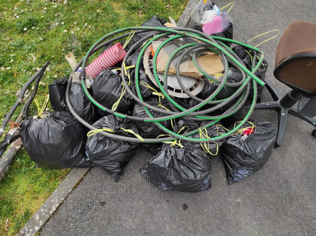 Tas de déchets et de sacs poubelles bien remplis