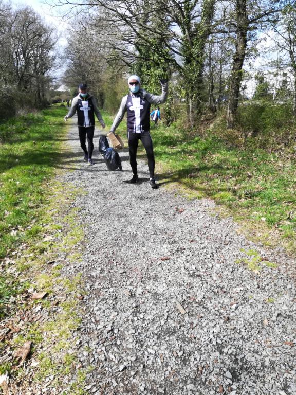deux participante en cours de ramassage de déchets