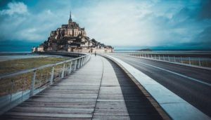 La nouvelle passerelle en bois pour arriver au Mont Saint Michel