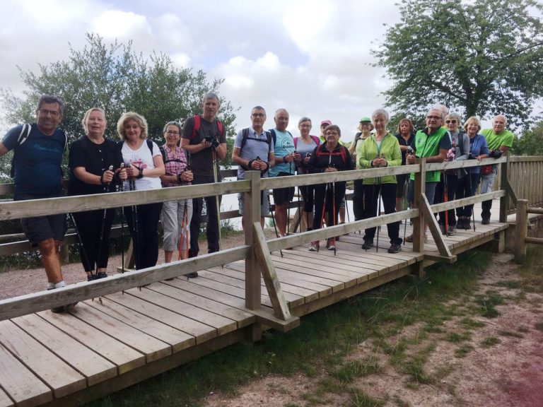 Le groupe de marcheurs posant sur le pont