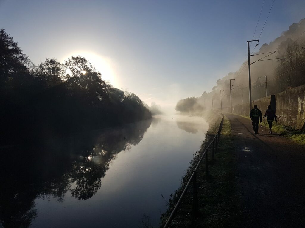 Démarrage sur le halage, brume et soleil