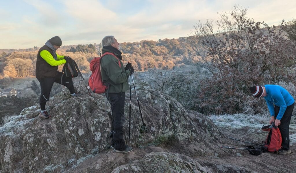 Une pause bien méritée pour Thierry, Patrick et Joël en haut des rochers