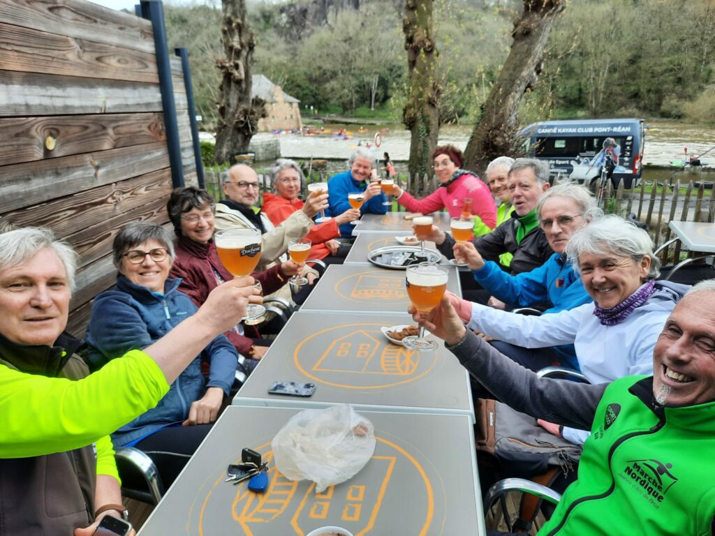 L'équipe des marcheurs du samedi matin en terrasse à la crêperie du au Marin Boël