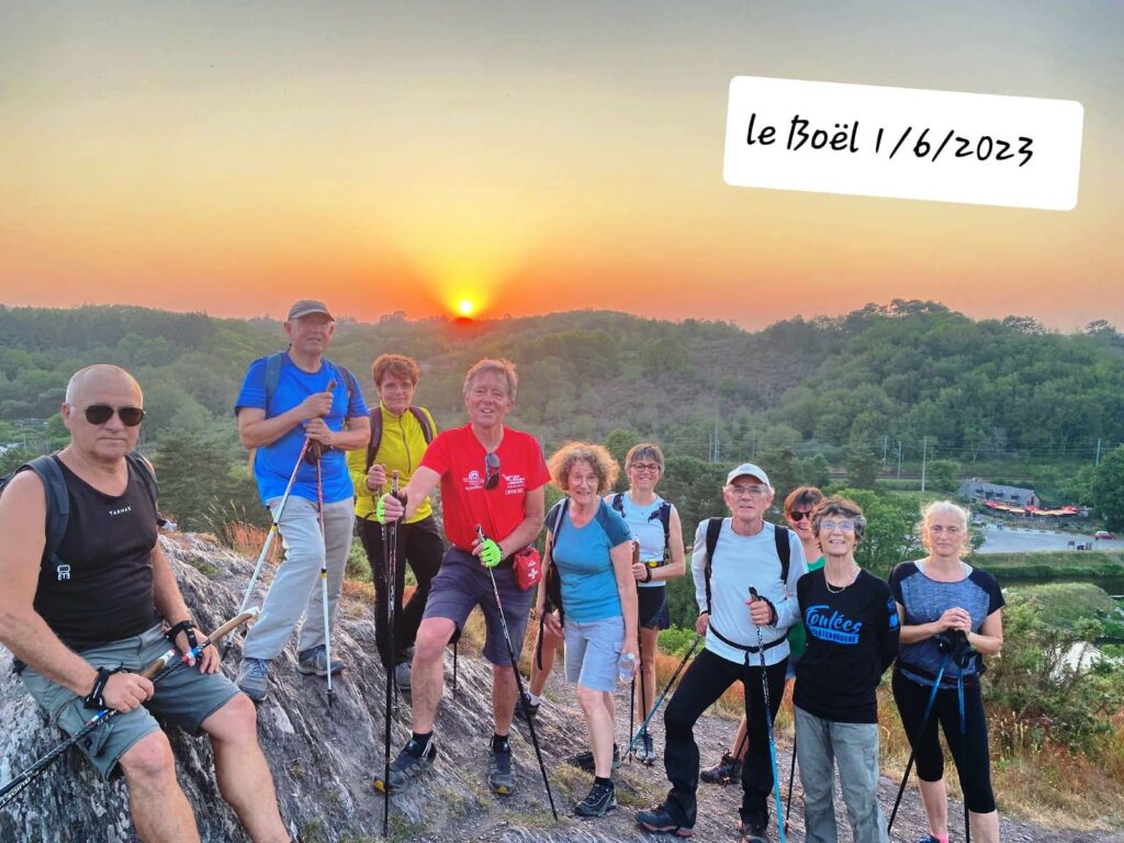Les marcheurs du jeudi en haut du Boël posent devant le coucher de soleil alors qu'il est presque disparu